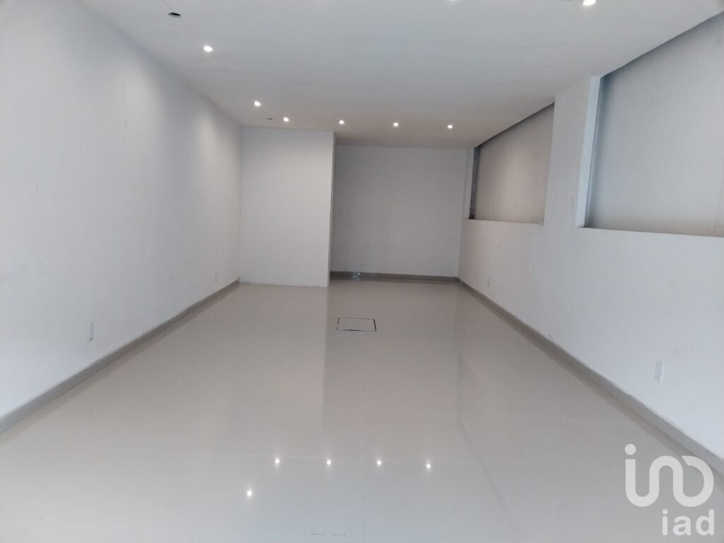 Accesoria comercial recién remodelada en renta sobre Avenida Toltecas, Tlalnepantla