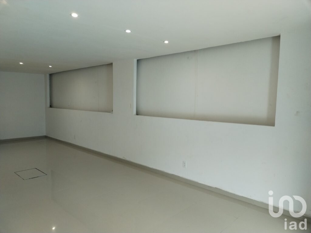 Accesoria comercial recién remodelada en renta sobre Avenida Toltecas, Tlalnepantla