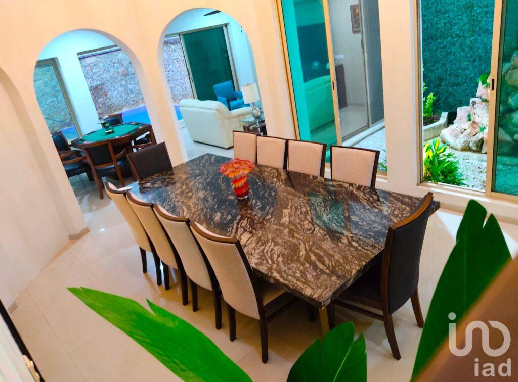 Casa en Venta en Jardines de Mérida 5 Recamaras y Alberca, Jardines de Merida $9,540,000 Yucatán