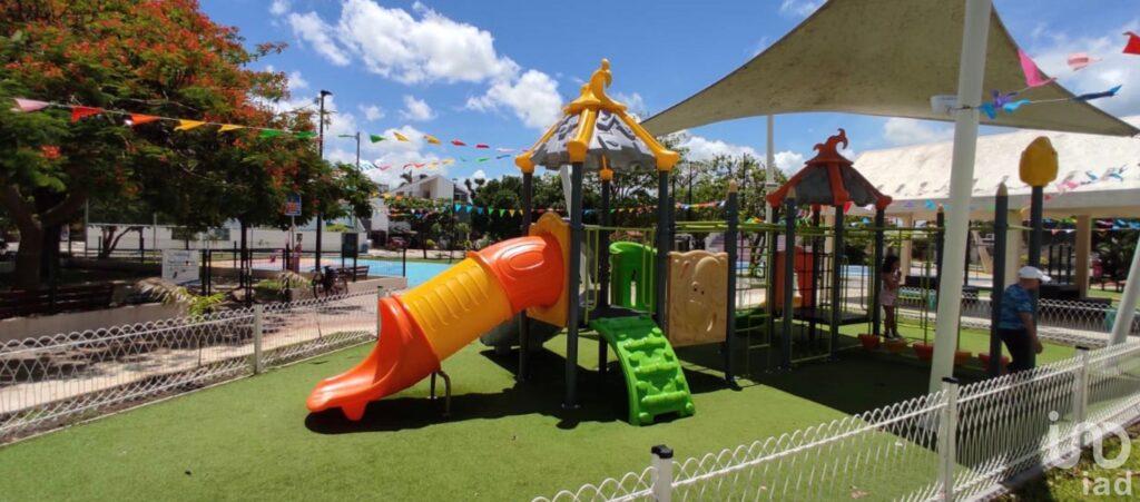 Casa en Venta en Jardines de Mérida 5 Recamaras y Alberca, Jardines de Merida $9,540,000 Yucatán