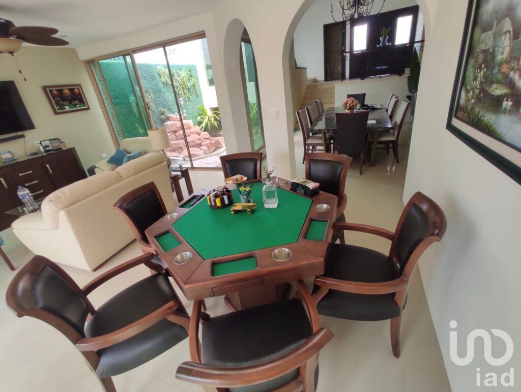 Casa en Venta en Jardines de Mérida 5 Recamaras y Alberca, Jardines de Merida $9,540,000 Yucatán