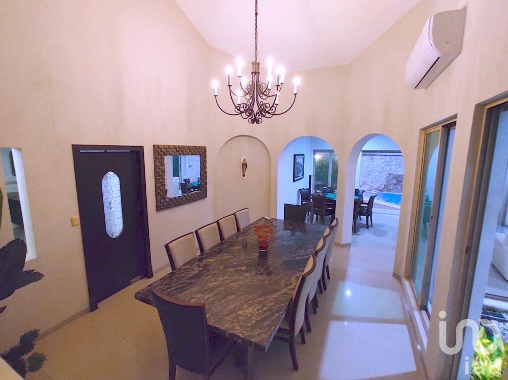 Casa en Venta en Jardines de Mérida 5 Recamaras y Alberca, Jardines de Merida $9,540,000 Yucatán