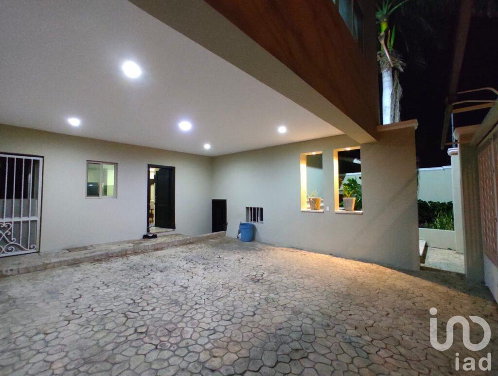 Casa en Venta en Jardines de Mérida 5 Recamaras y Alberca, Jardines de Merida $9,540,000 Yucatán