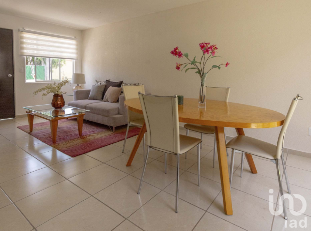 Casa en VENTA - NUEVA - 2 recamaras, patio posterior y cajón de estacionamiento.