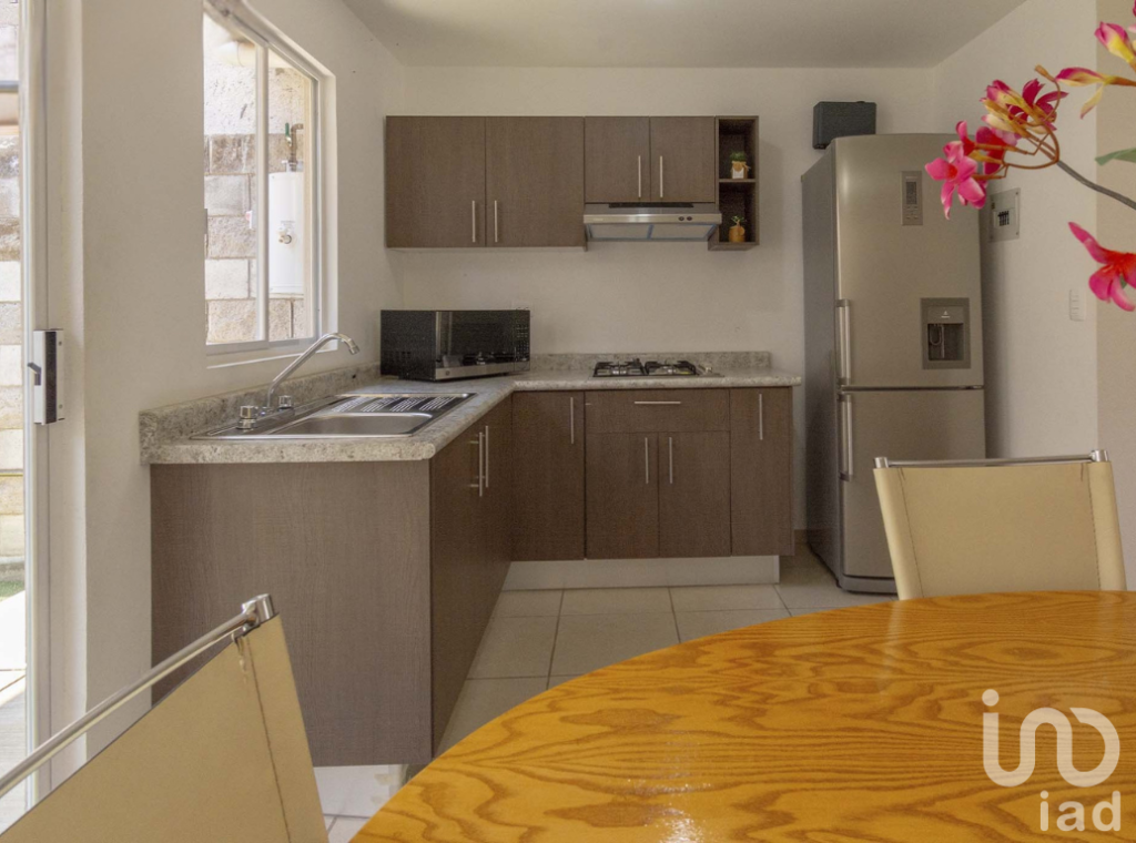 Casa en VENTA - NUEVA - 2 recamaras, patio posterior y cajón de estacionamiento.