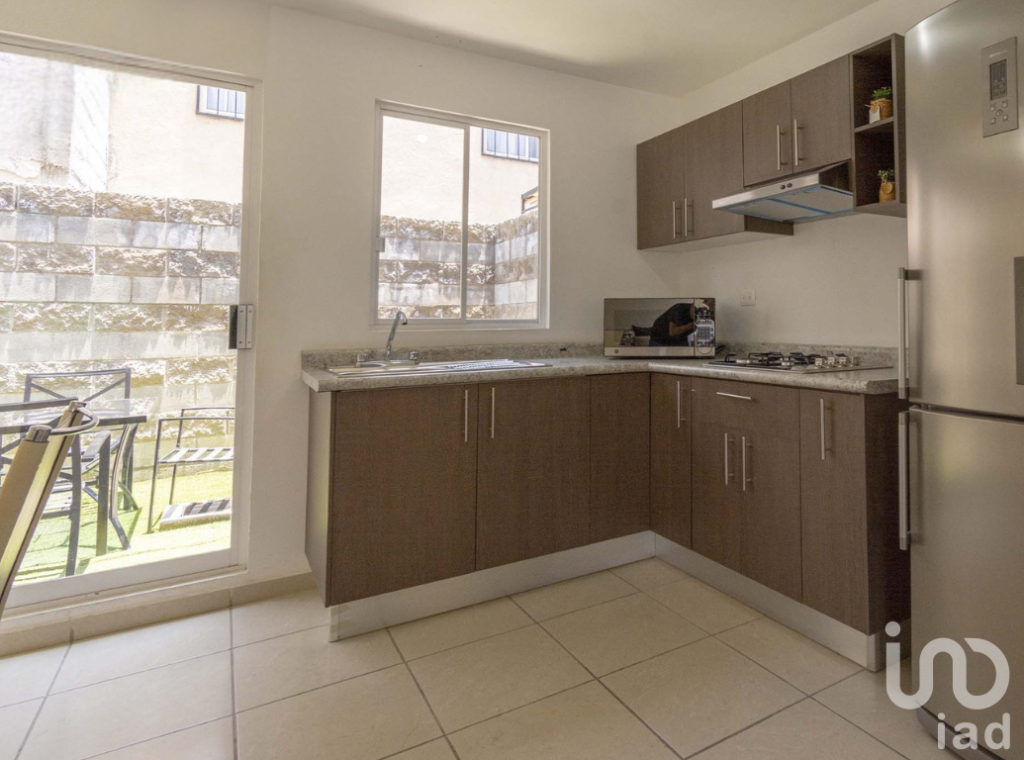 Casa en VENTA - NUEVA - 2 recamaras, patio posterior y cajón de estacionamiento.