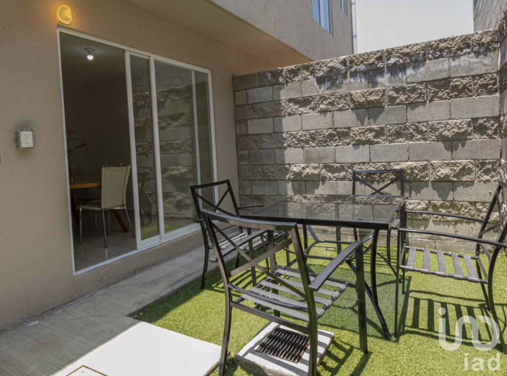 Casa en VENTA - NUEVA - 2 recamaras, patio posterior y cajón de estacionamiento.