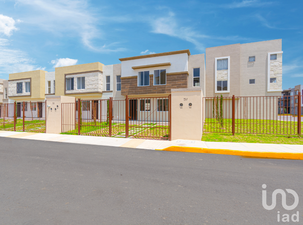 Casa en VENTA – NUEVA – 2 recamaras, patio posterior y cajón de estacionamiento.