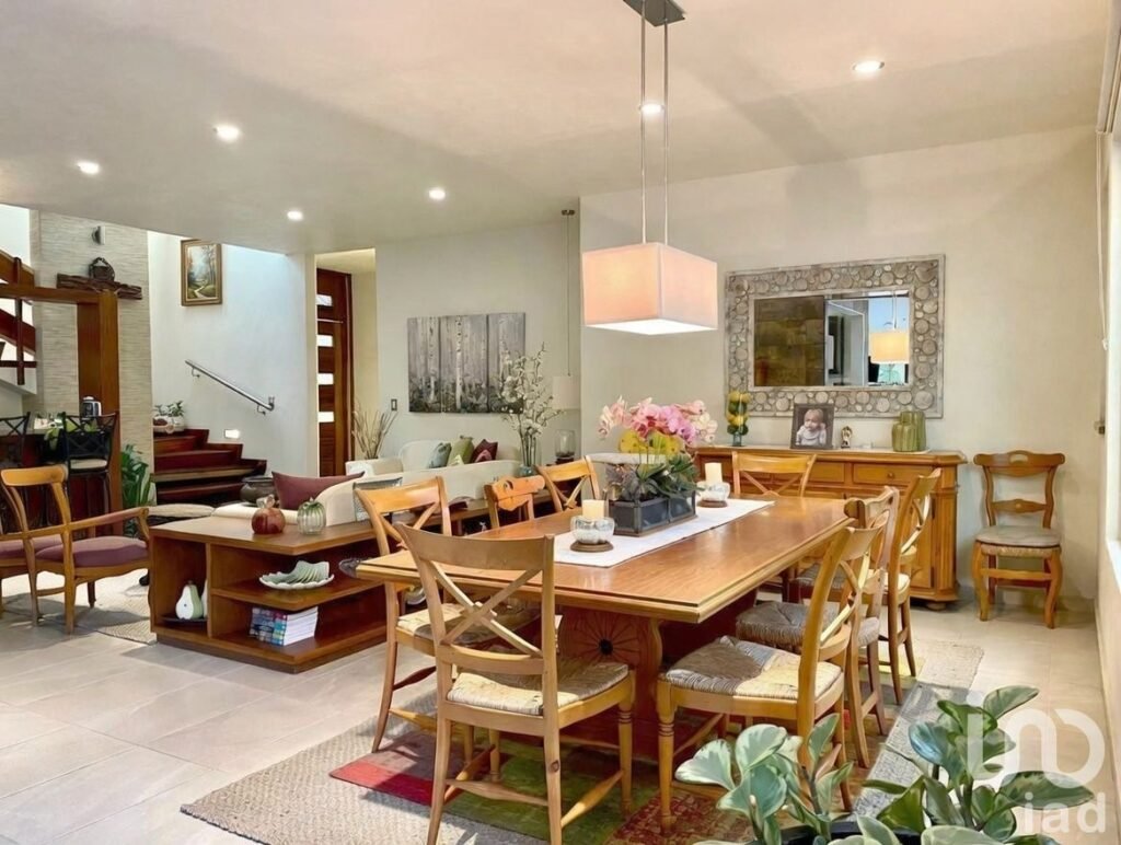 Casa de alto nivel con 5 recámaras, jardín amplio y equipamiento sustentable en privada exclusiva