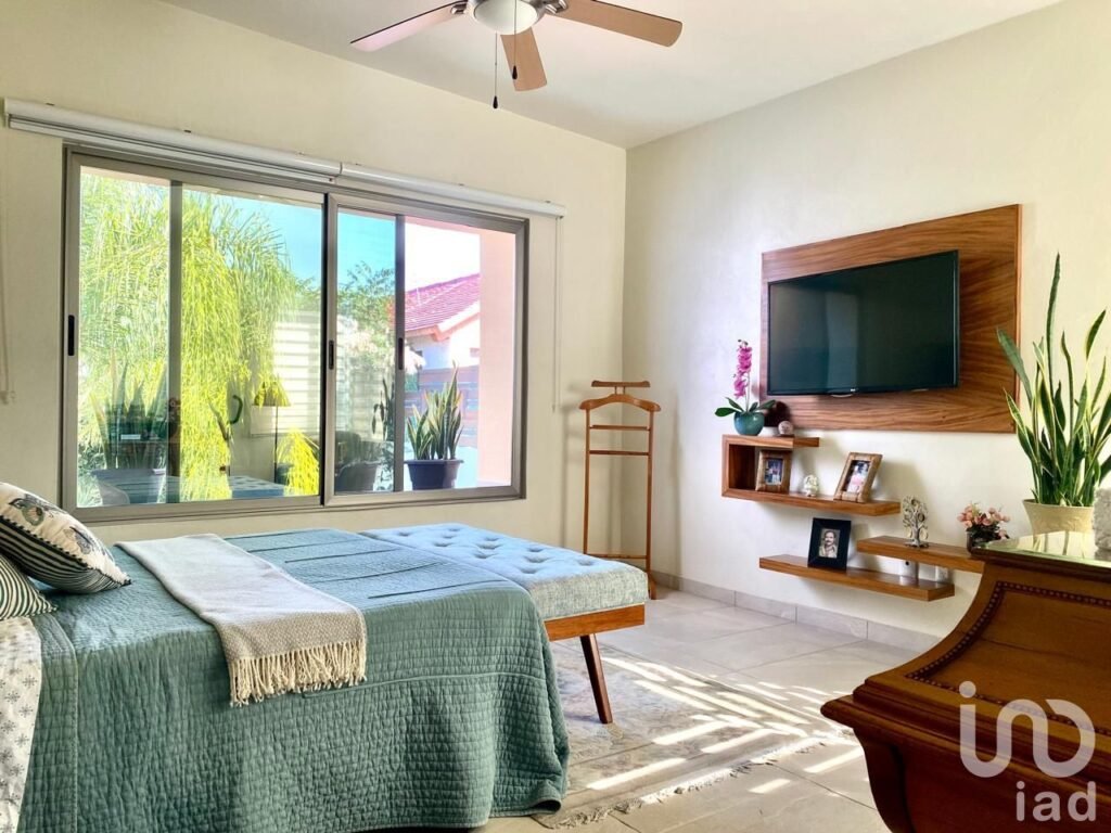 Casa de alto nivel con 5 recámaras, jardín amplio y equipamiento sustentable en privada exclusiva