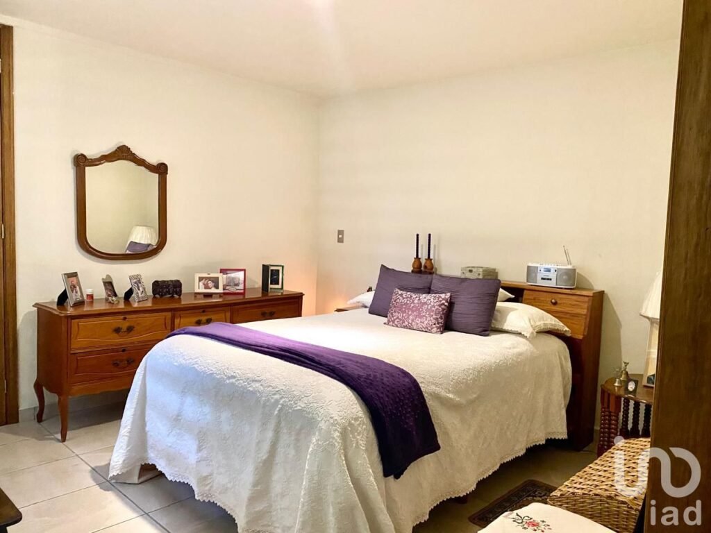 Casa de alto nivel con 5 recámaras, jardín amplio y equipamiento sustentable en privada exclusiva