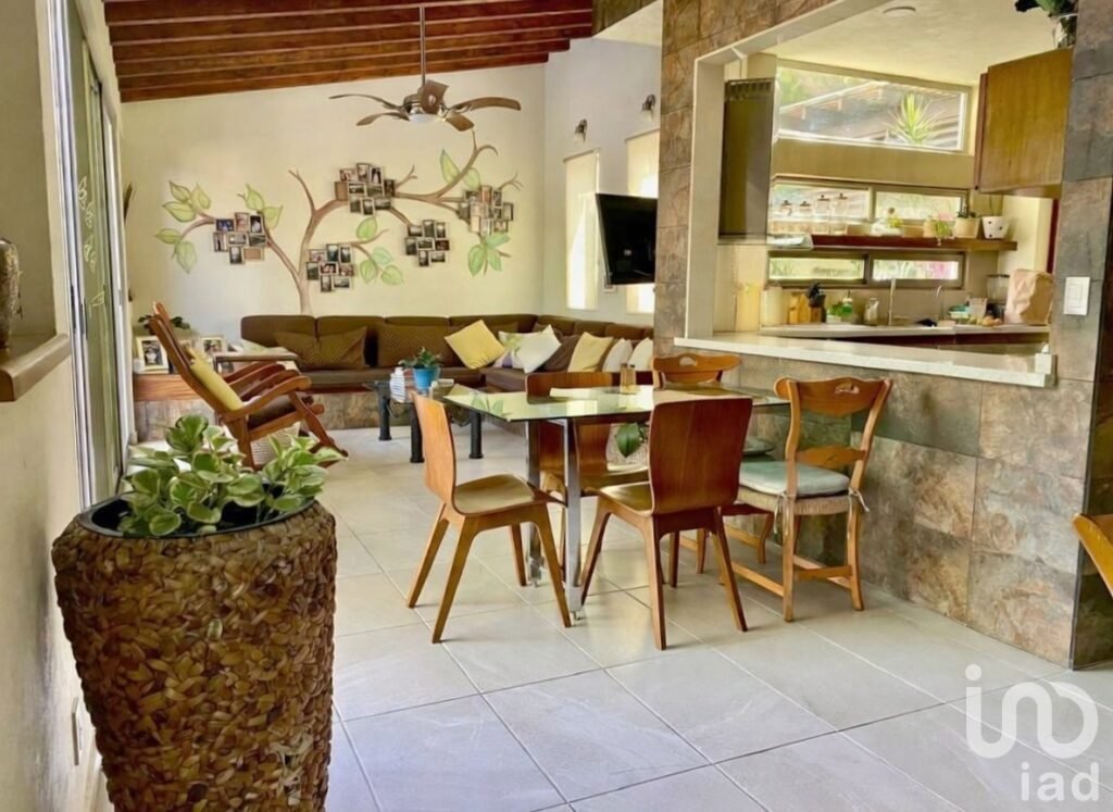 Casa de alto nivel con 5 recámaras, jardín amplio y equipamiento sustentable en privada exclusiva