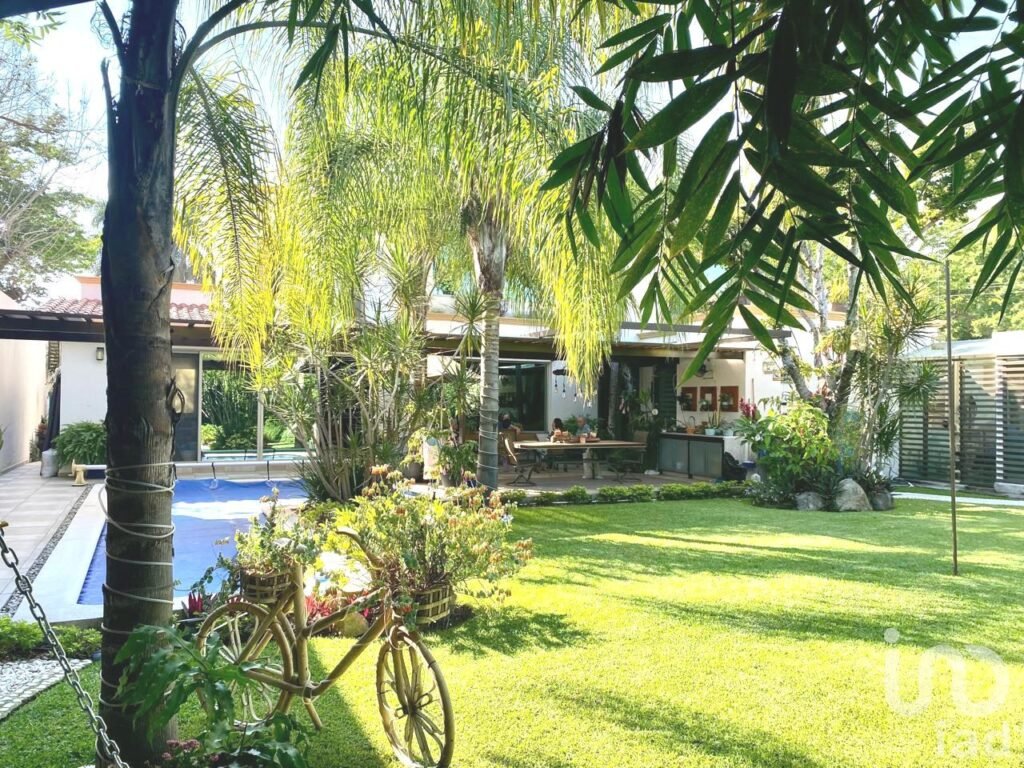 Casa de alto nivel con 5 recámaras, jardín amplio y equipamiento sustentable en privada exclusiva