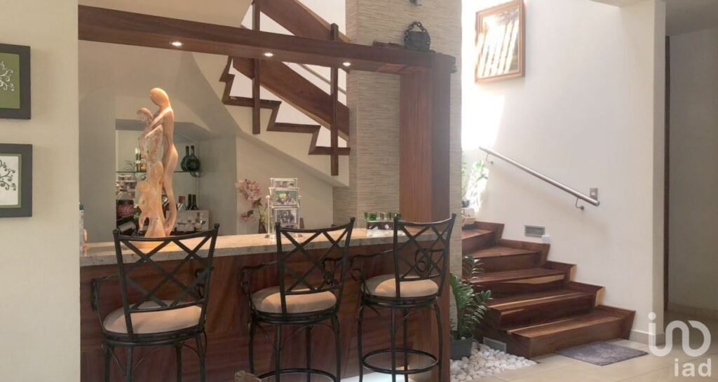 Casa de alto nivel con 5 recámaras, jardín amplio y equipamiento sustentable en privada exclusiva