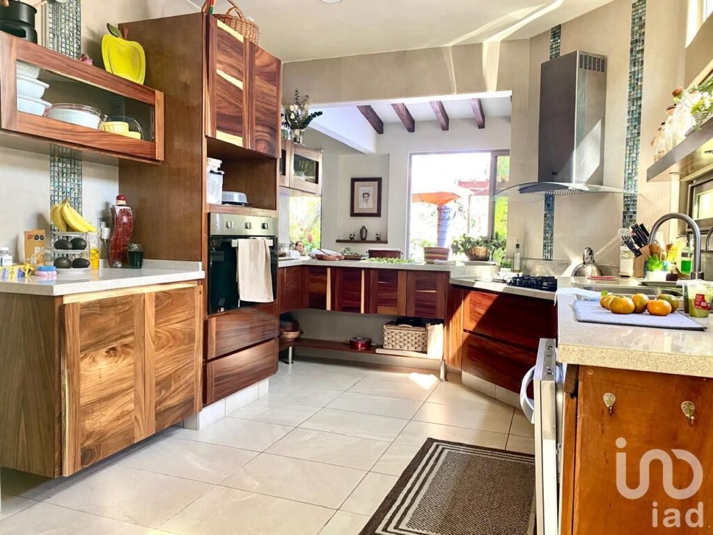 Casa de alto nivel con 5 recámaras, jardín amplio y equipamiento sustentable en privada exclusiva