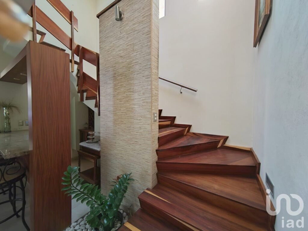 Casa de alto nivel con 5 recámaras, jardín amplio y equipamiento sustentable en privada exclusiva