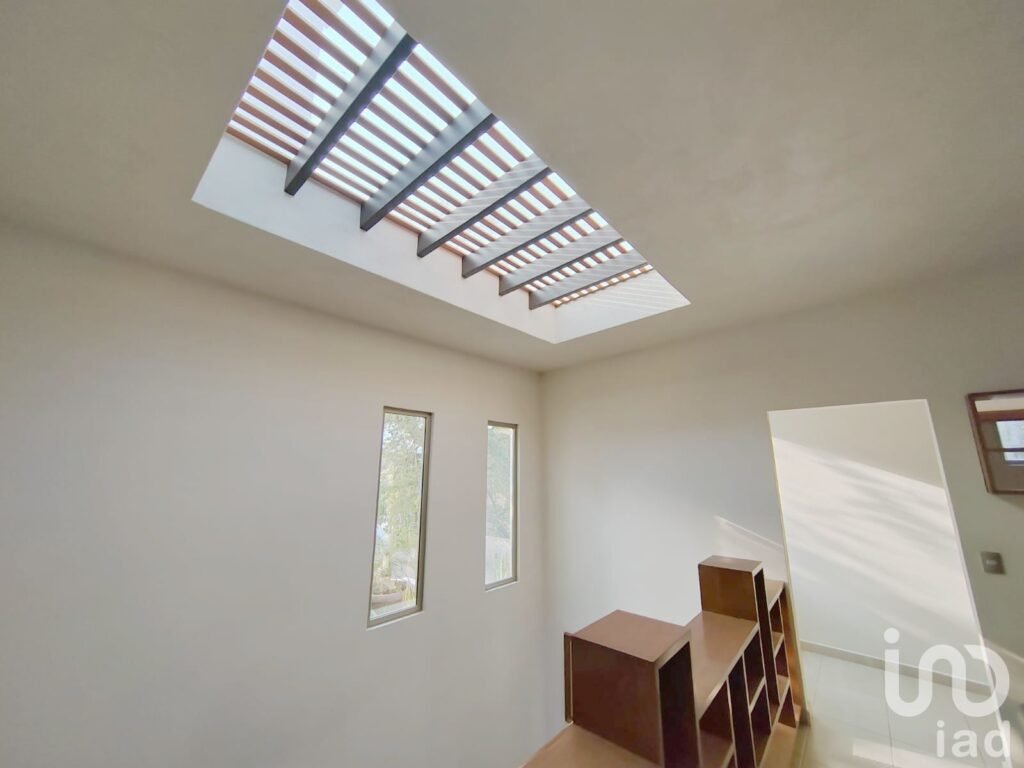 Casa de alto nivel con 5 recámaras, jardín amplio y equipamiento sustentable en privada exclusiva