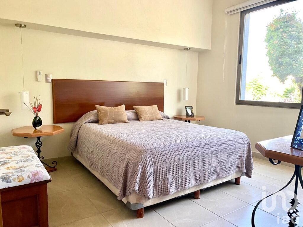 Casa de alto nivel con 5 recámaras, jardín amplio y equipamiento sustentable en privada exclusiva