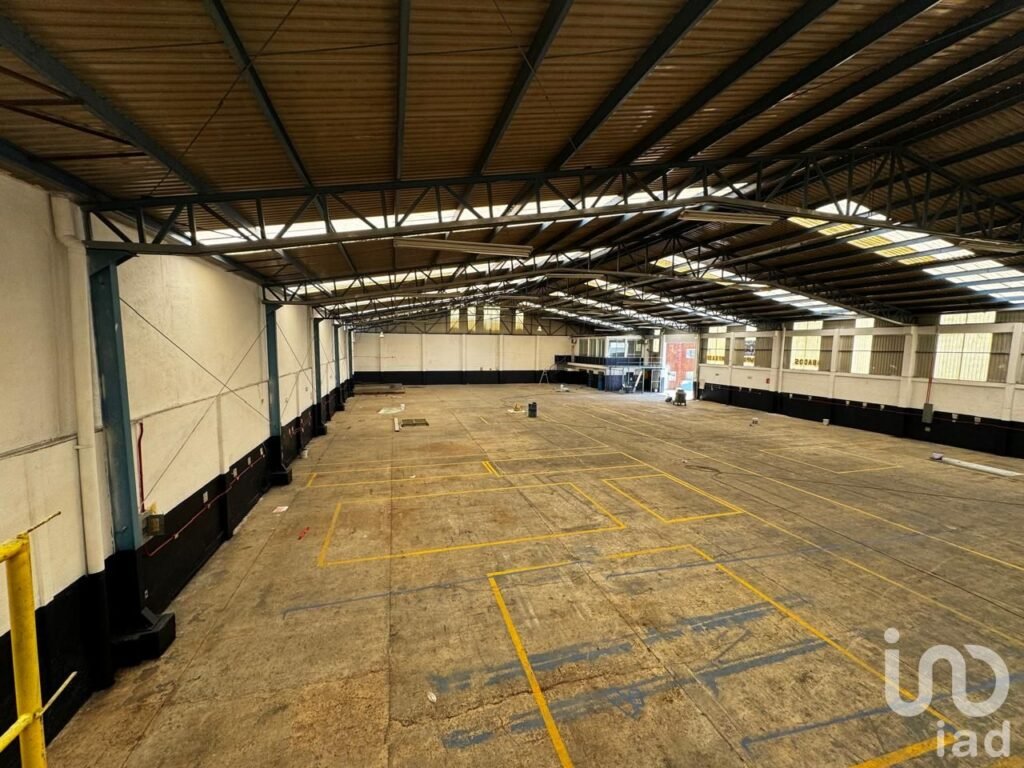 Bodega en renta con 2,578 m2 en Sanctórum, Cuatlancingo con patio para maneobras.