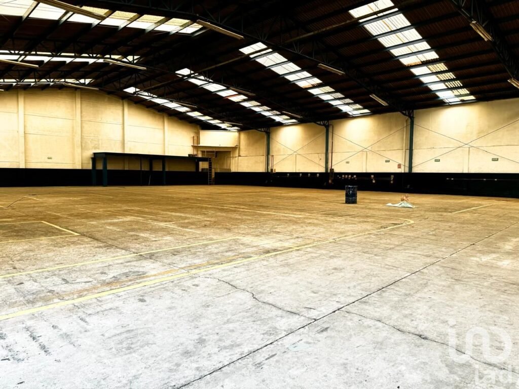 Bodega en renta con 2,578 m2 en Sanctórum, Cuatlancingo con patio para maneobras.