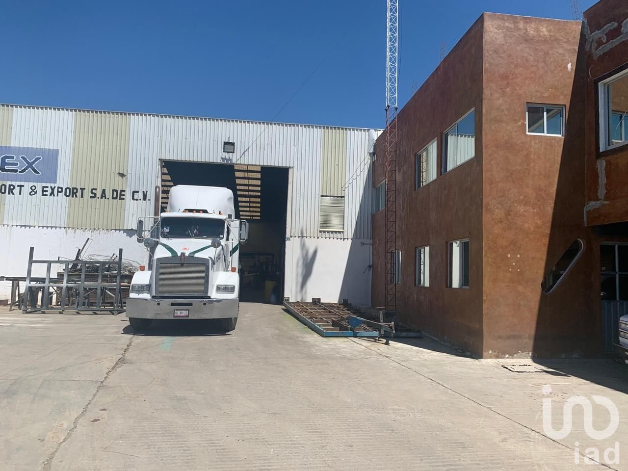 Bodega en renta con 2,578 m2 en Sanctórum, Cuatlancingo con patio para maneobras.