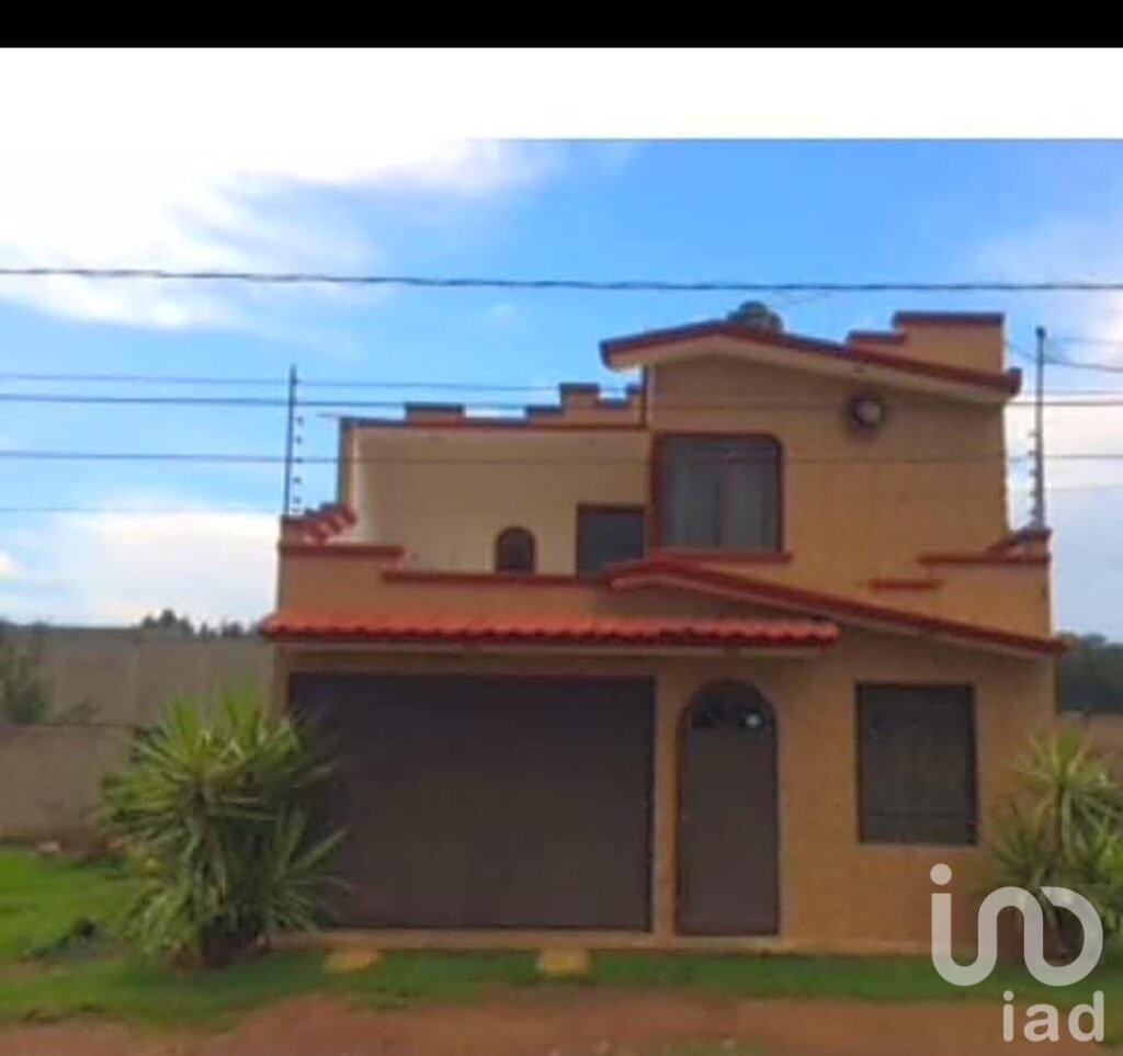 Casa en venta Pátzcuaro, Fracc. Llano de la Viregen (cerca de la central camionera)