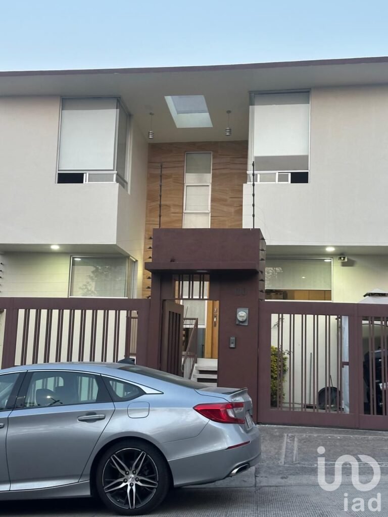 CASA EN VENTA EN LA SEXTA SECCION DE LOMAS VERDES, NAUCALPAN