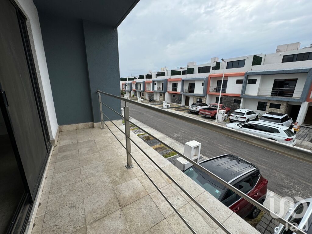 Casa en venta con habitación en planta baja en El Refugio