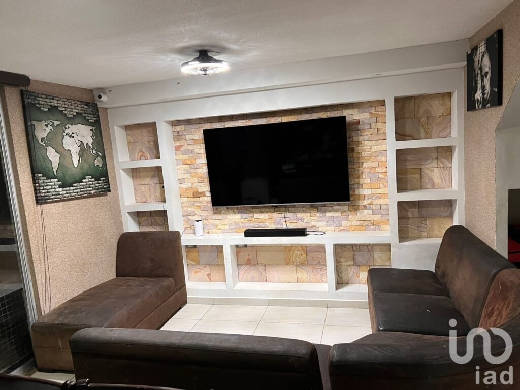 CASA EN RENTA AMUEBLADA O SIN AMUEBLAR EN FRACCIONAMIENTO CON ALBERCA