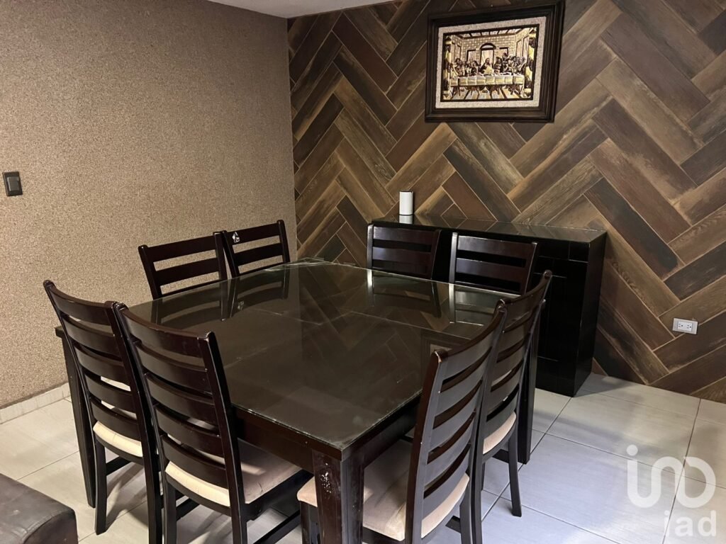 CASA EN RENTA AMUEBLADA O SIN AMUEBLAR EN FRACCIONAMIENTO CON ALBERCA