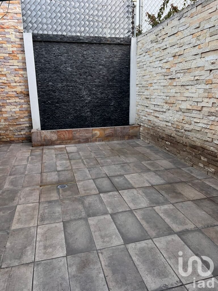 CASA EN RENTA AMUEBLADA O SIN AMUEBLAR EN FRACCIONAMIENTO CON ALBERCA