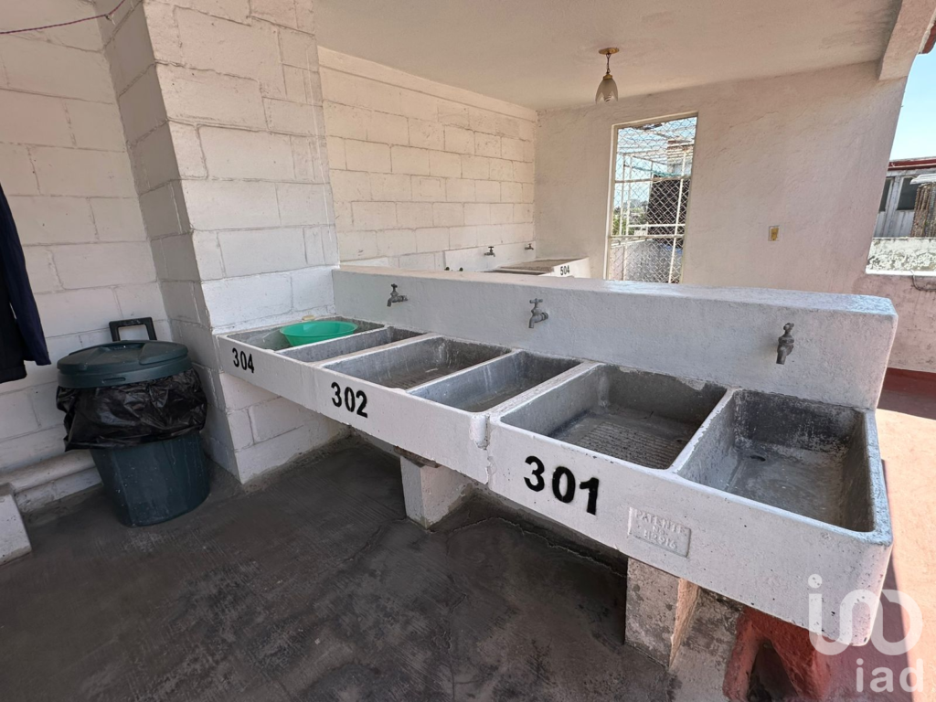 Departamento amplio con balcón y cuarto de servicio en Portales