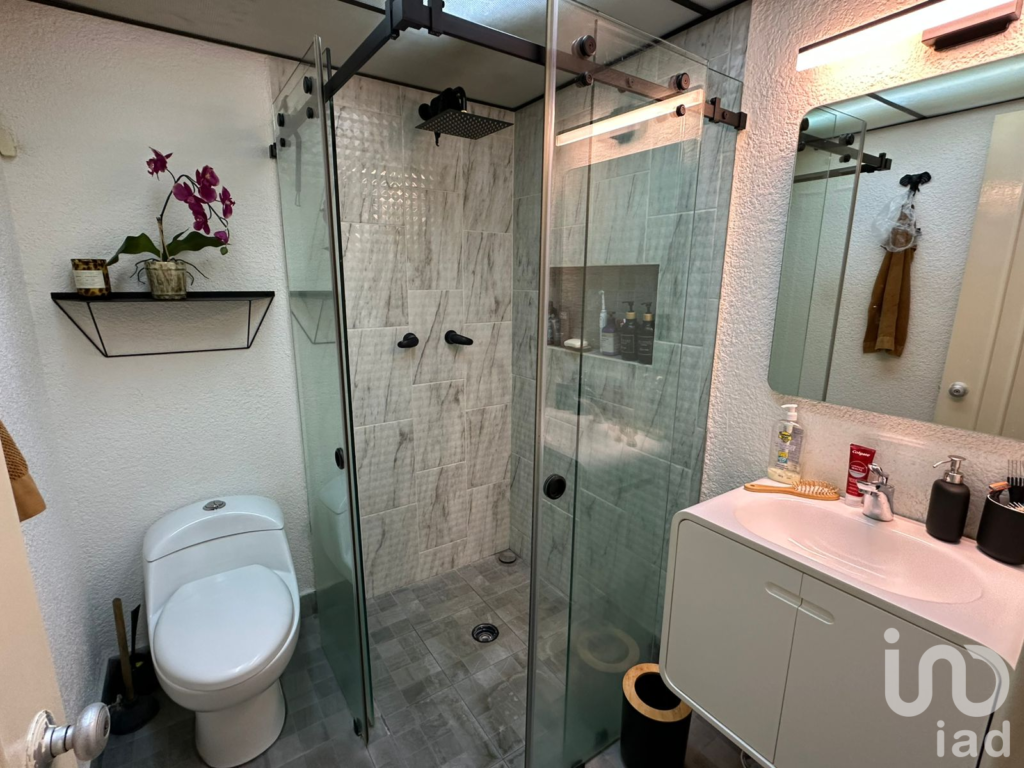 Departamento amplio con balcón y cuarto de servicio en Portales