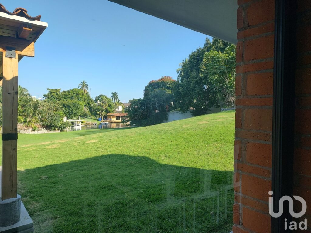 RENTA CASA AMUEBLADA CON SALIDA AL LAGO DE TEQUESQUITENGO
