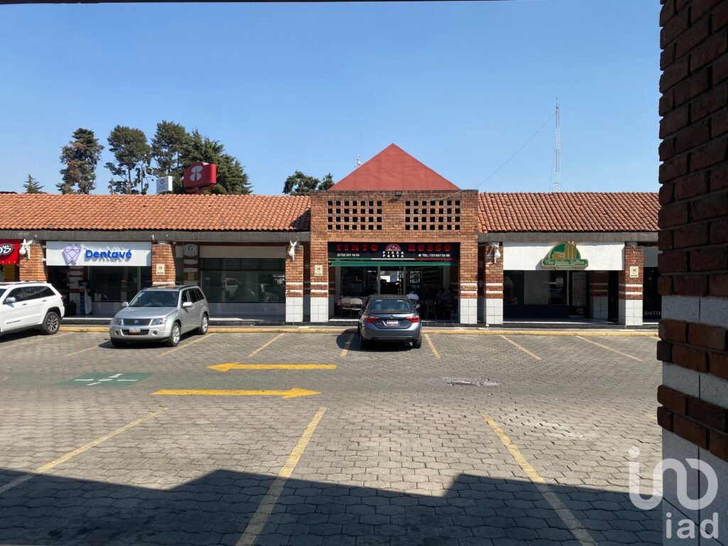 Venta Oficina amplia, bien distribuida y segura en Plaza San Carlos, Metepec, Edo de Mex