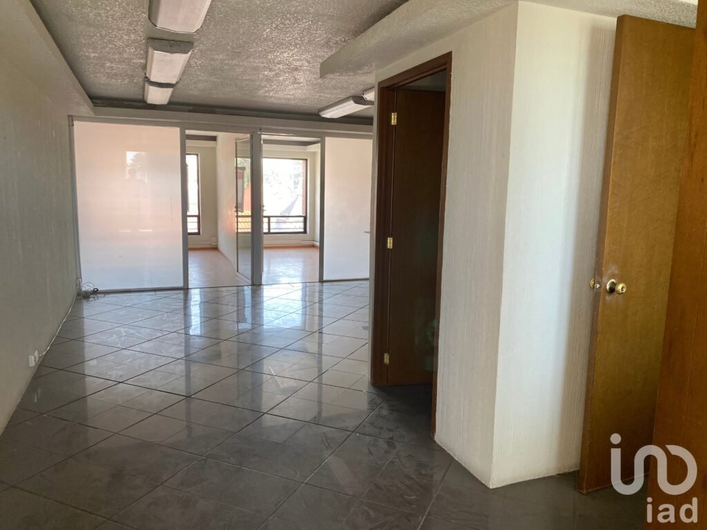 Venta Oficina amplia, bien distribuida y segura en Plaza San Carlos, Metepec, Edo de Mex