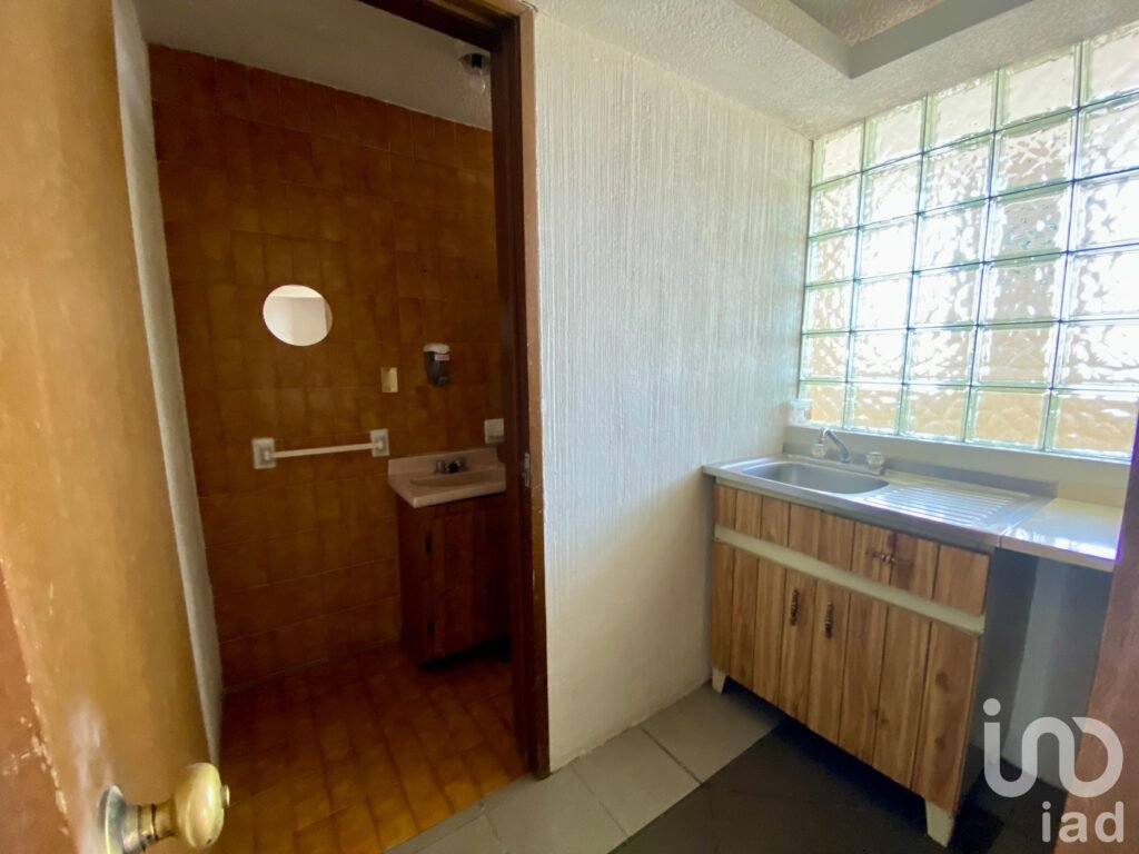 Venta Oficina amplia, bien distribuida y segura en Plaza San Carlos, Metepec, Edo de Mex