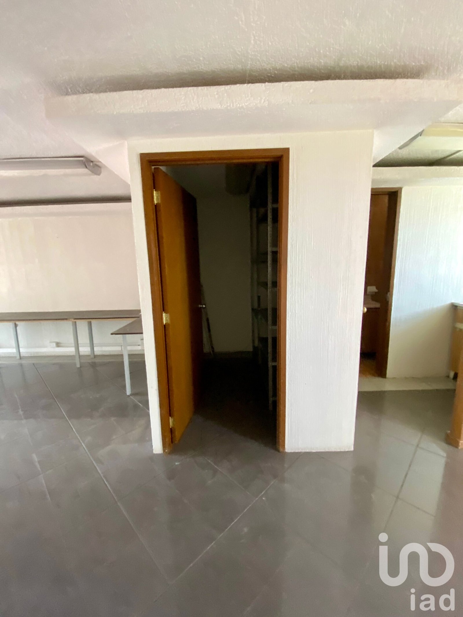 Venta Oficina amplia, bien distribuida y segura en Plaza San Carlos, Metepec, Edo de Mex