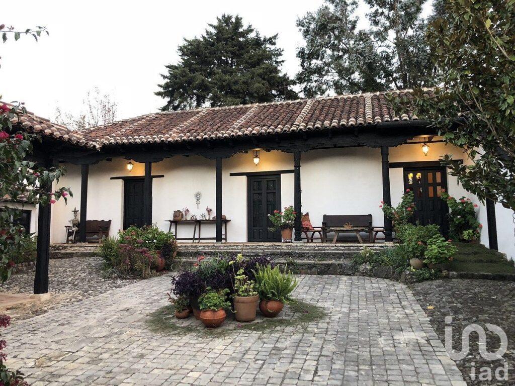 Casa Colonial con Jardín y Chimenea en Ubicación Privilegiada