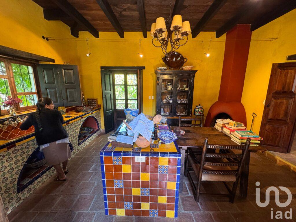 Casa Colonial con Jardín y Chimenea en Ubicación Privilegiada