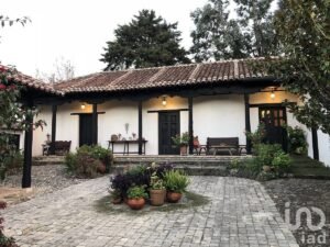 Casa Colonial con Jardín y Chimenea en Ubicación Privilegiada Casa Colonial con Jardín y Chimenea en Ubicación Privilegiada