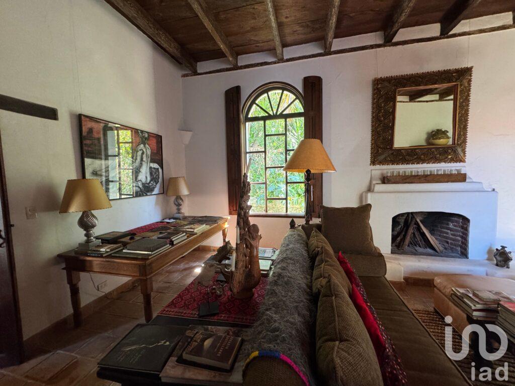 Casa Colonial con Jardín y Chimenea en Ubicación Privilegiada