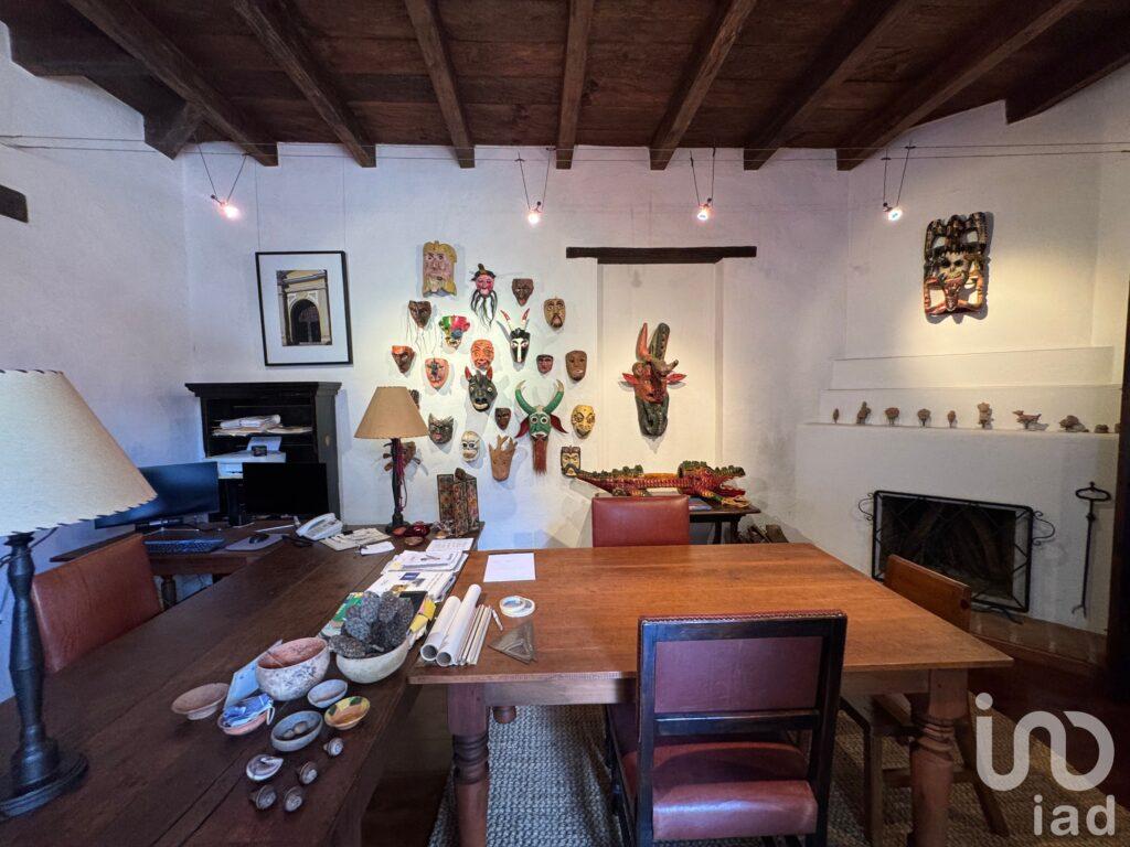 Casa Colonial con Jardín y Chimenea en Ubicación Privilegiada