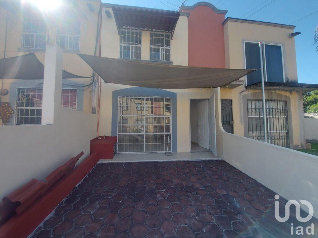 Casa Renta 3 recámaras con alberca y seguridad en zona de hospitales, Zapata.