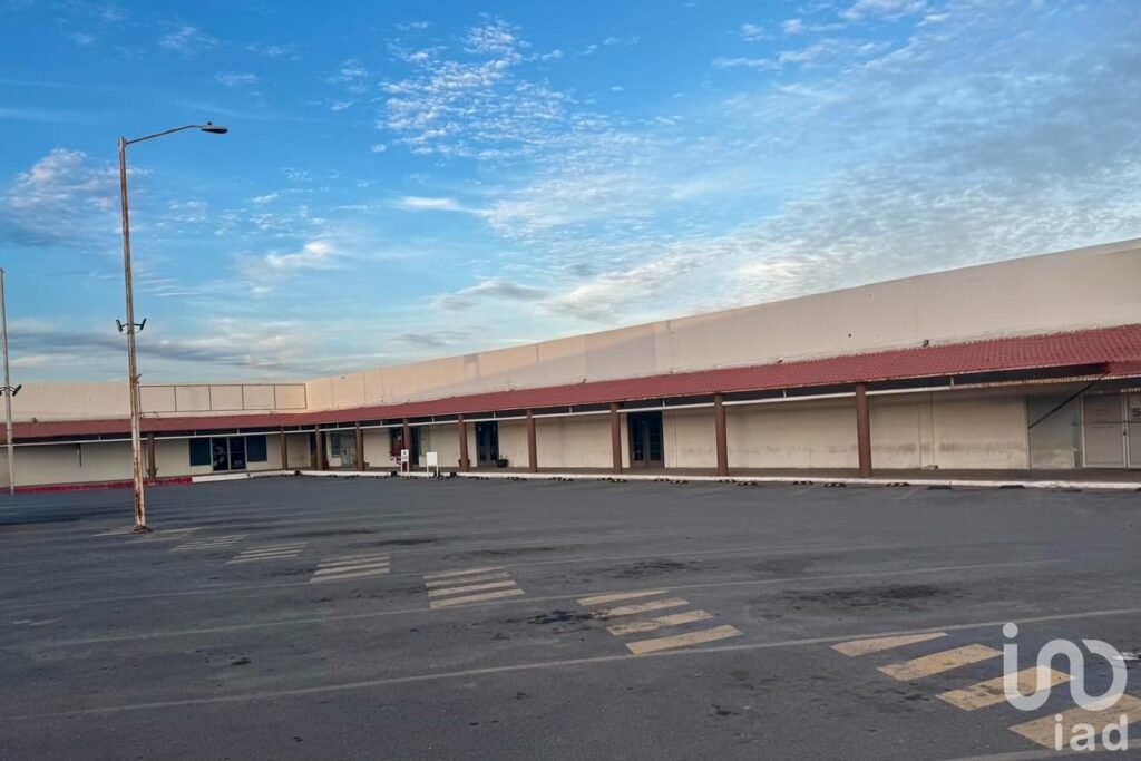 LOCALES EN RENTA – PLAZA COMERCIAL FUTURA