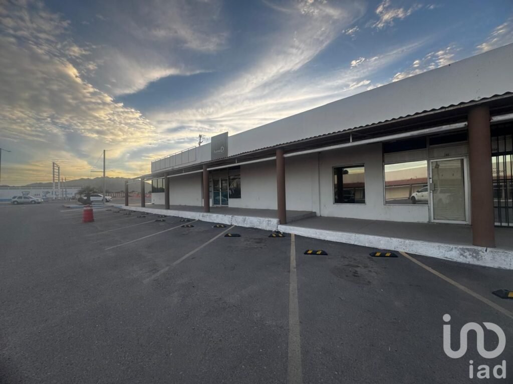 LOCALES EN RENTA – PLAZA COMERCIAL FUTURA