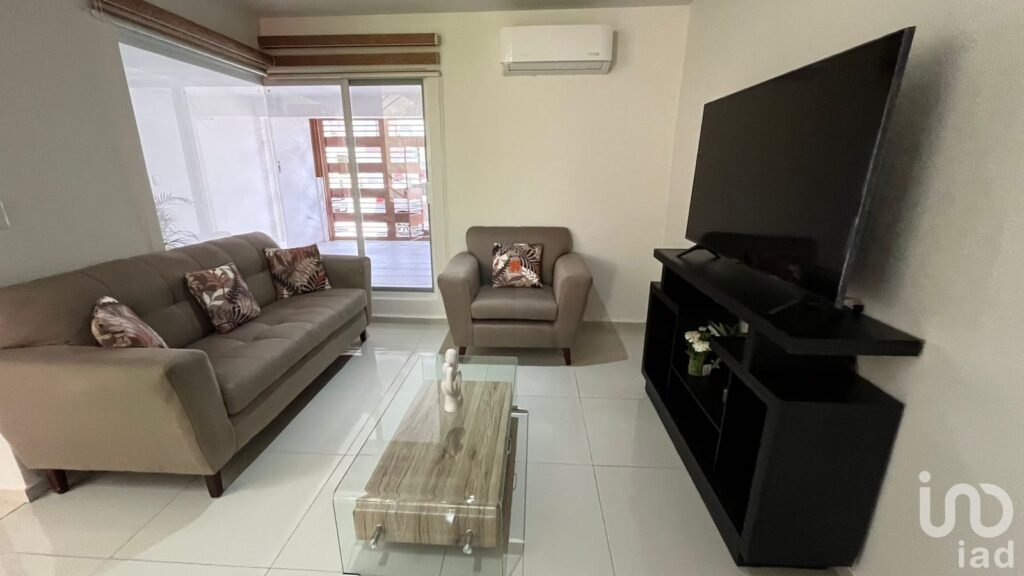 RENTA DE CASA AMUEBLADA EN LOS LAGOS RESIDENCIAL FRENTE A PARQUE 3 NACIONES EN SAN LUIS POTOSI