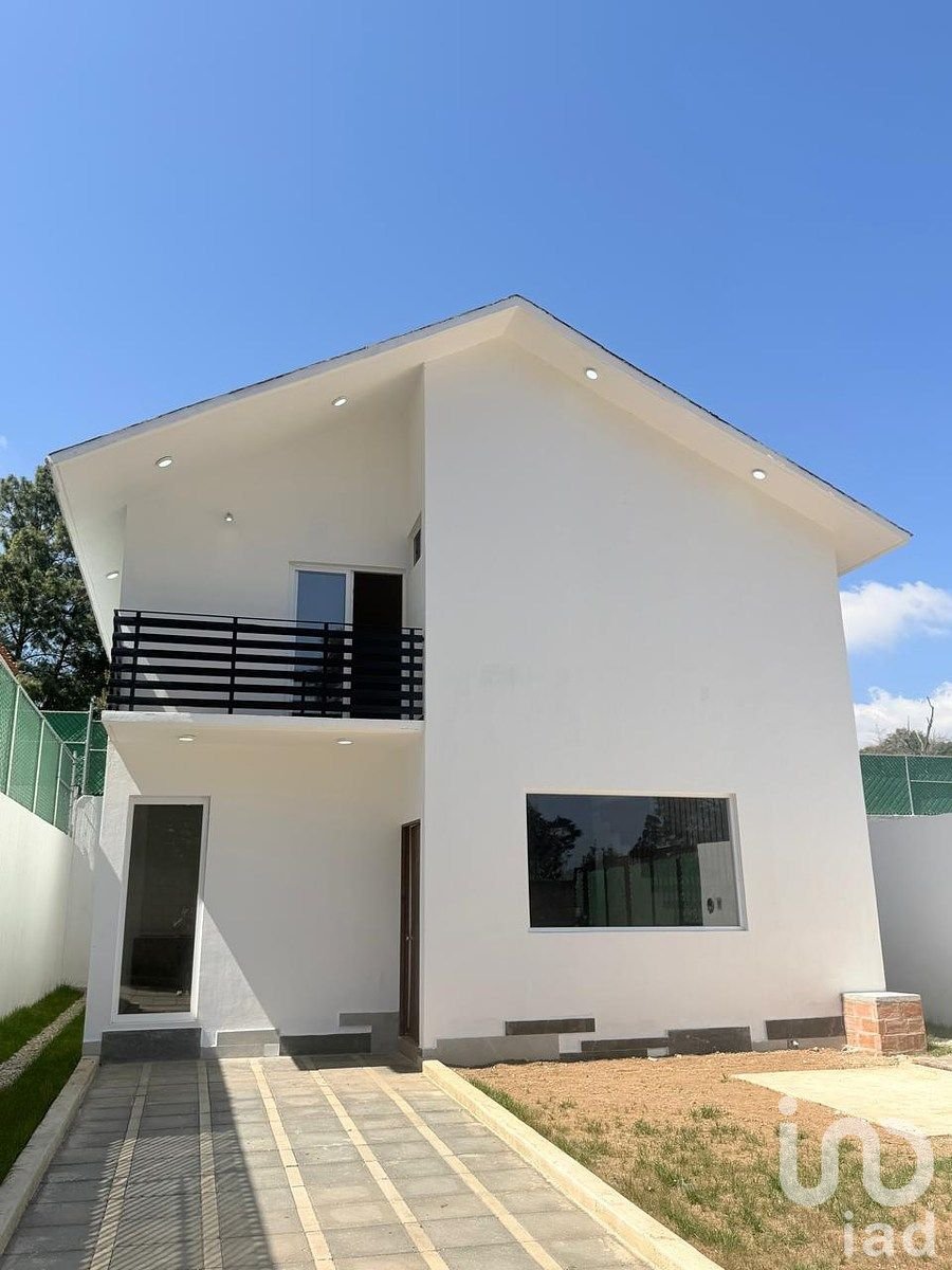 Casa en renta en Los Alcanfores, privada, 3 recámaras, estudio, patio y 2 estacionamientos