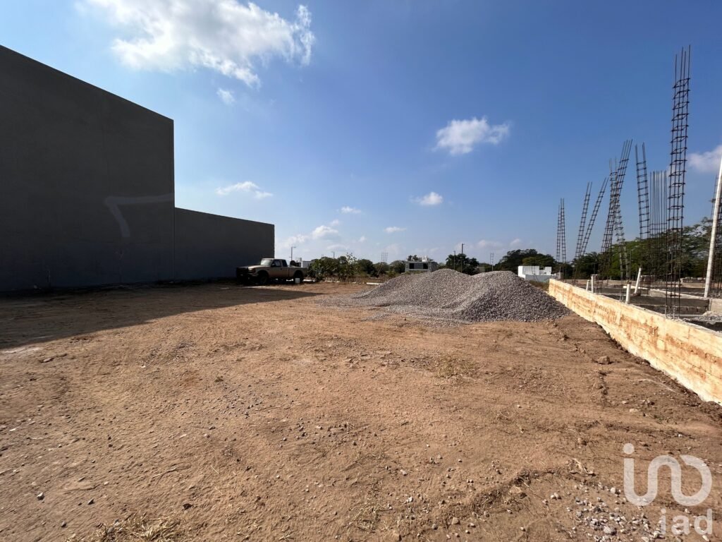 Terreno residencial en venta con vista frente al jardín en La Herradura