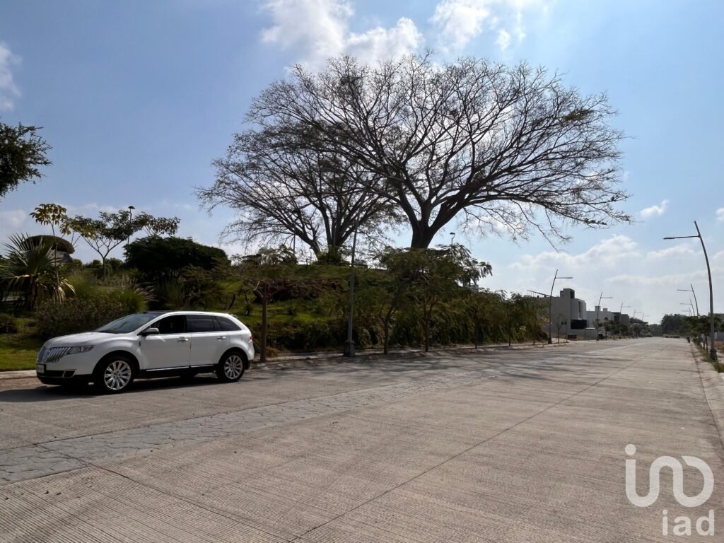 Terreno residencial en venta con vista frente al jardín en La Herradura